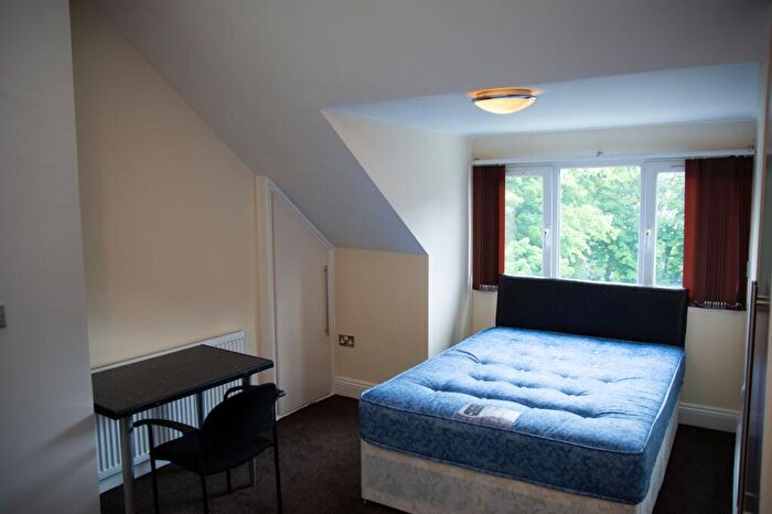 2 Bedroom Flat To Rent In Otley Road, Leeds, LS16