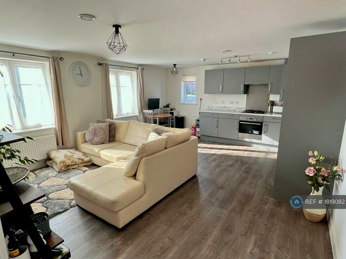 2 Bedroom Flat To Rent In Foxglove Drive, Crawley, RH10