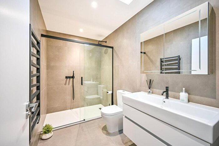 2 Bedroom Flat To Rent In Traps Lane, New Malden, KT3