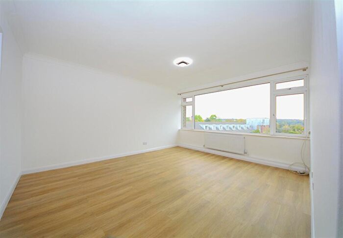 3 Bedroom Apartment To Rent In Park Farm Close, London, N2