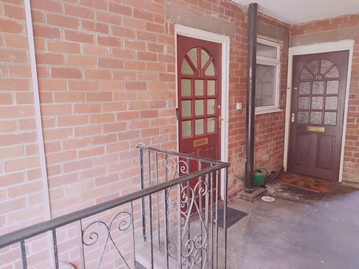 1 Bedroom Flat To Rent In Park Grove Court, Frizinghall, BD9