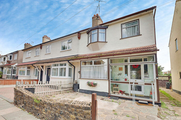 3 Bedroom Semi-Detached House For Sale In Arnold Avenue, Southend-on-sea, SS1