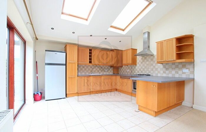 3 Bedroom Flat To Rent In Parkwood Road, Wimbledon, SW19