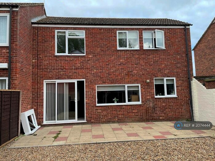 3 Bedroom Semi-Detached House To Rent In Hethersett Close, Newmarket, CB8