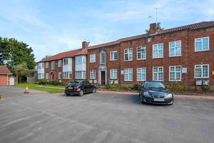 2 Bedroom Flat To Rent In The Grange, (), Whetstone, N20
