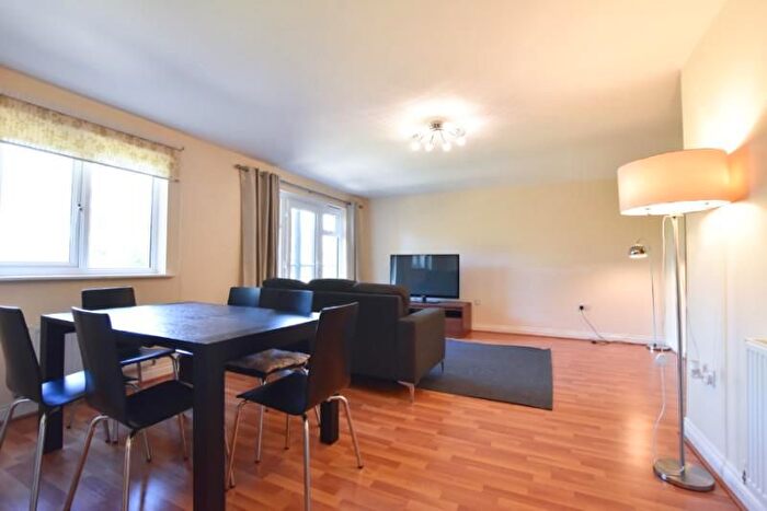 2 Bedroom Flat To Rent In Beach Lodge, Hendon Lane, Finchley, London, N3