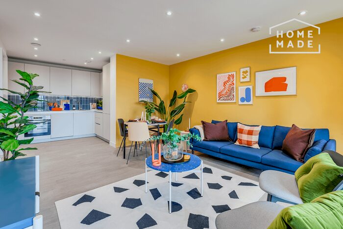 3 Bedroom Flat To Rent In The Fold, Park Lane, CR0