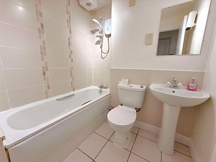 1 Bedroom Apartment For Sale In Falcon Close, Dunstable, LU6