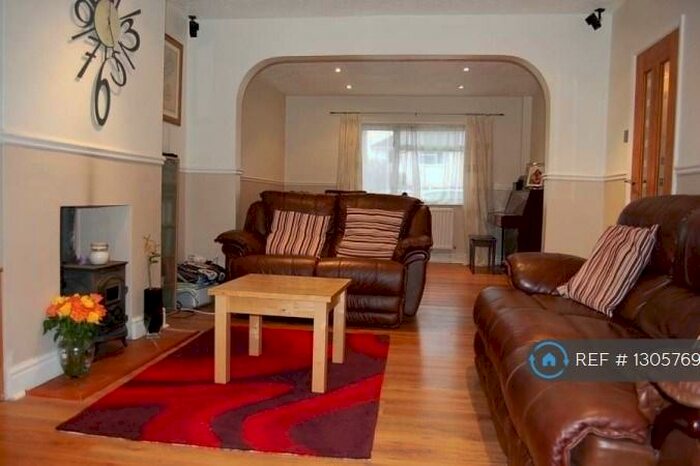 4 Bedroom Semi-Detached House To Rent In Laburnum Crescent, Kidlington, OX5