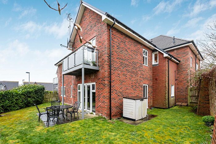 2 Bedroom Flat For Sale In Farnham Road, Liss, Hampshire, GU33