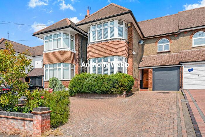 3 Bedroom Semi-Detached House For Sale In Morton Way, Southgate, N14