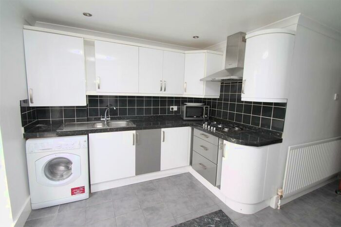 3 Bedroom Flat To Rent In Russell Road, Palmers Green, London, N13