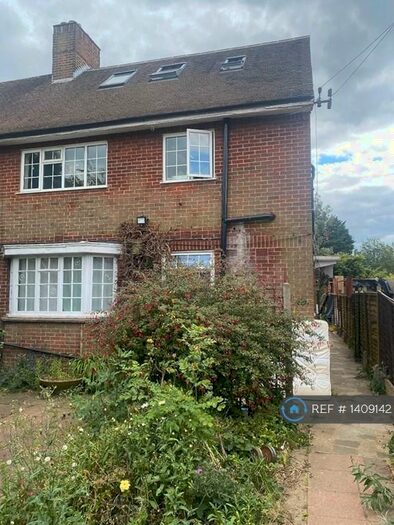 Studio To Rent In Green Road, London, N14