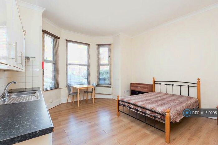 Studio To Rent In Woodside Park Road, London, N12