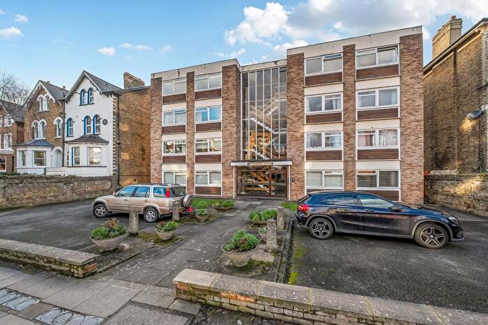 2 Bedroom Flat For Sale In Kingston Upon Thames, Surrey, KT2