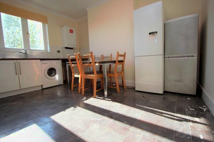 3 Bedroom Flat To Rent In High Road, London, N20
