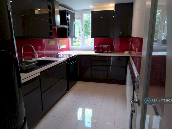 3 Bedroom Terraced House To Rent In Copthorne Square, Huddersfield, HD2