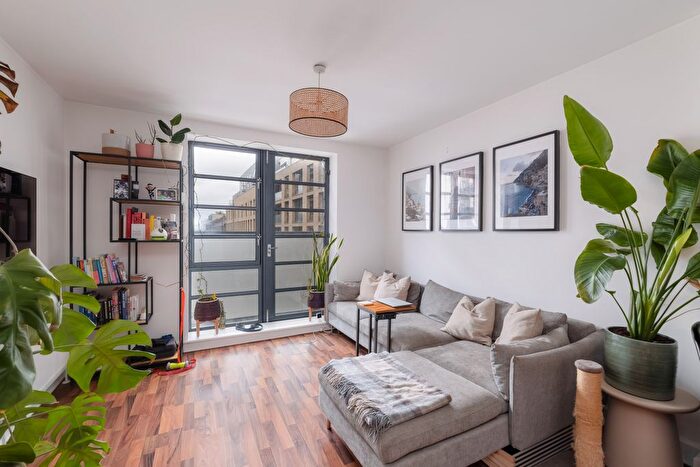 2 Bedroom Flat For Sale In De Beauvoir Crescent, London, N1