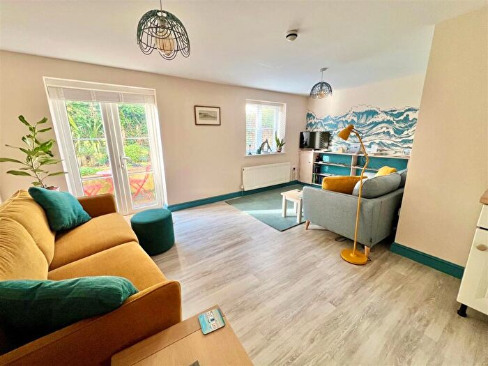 2 Bedroom Flat For Sale In Freshwater Bay, Isle Of Wight, PO40