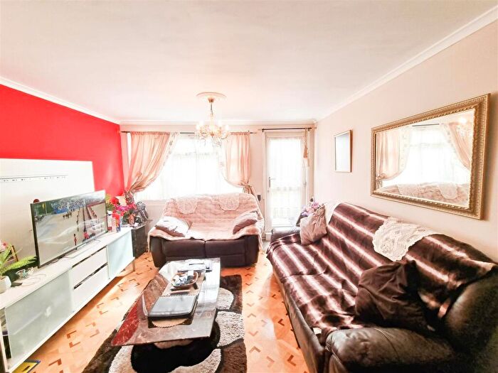 2 Bedroom Flat For Sale In Vanguard Close, Croydon, CR0