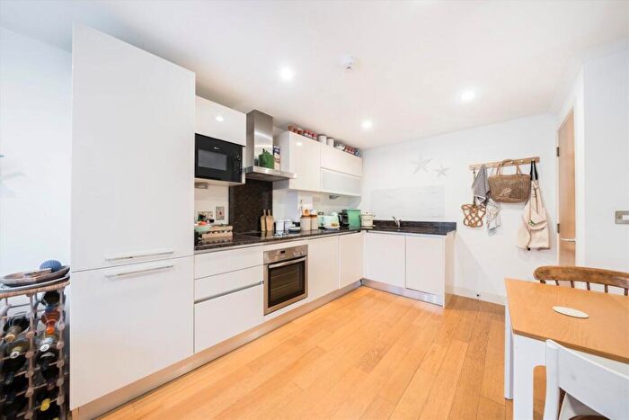 2 Bedroom Flat For Sale In Trinity Mews, Whitechapel, E1