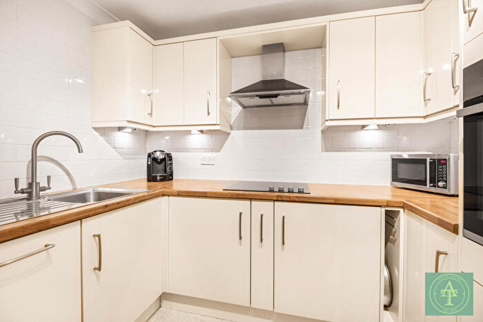 1 Bedroom Flat For Sale In Woodmere Court, Southgate, London, N14