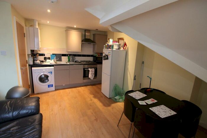 2 Bedroom Flat To Rent In Richmond Road, Cathays, Cardiff, CF24