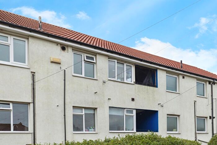 2 Bedroom Flat For Sale In Eastwood Nook, Leeds, LS14