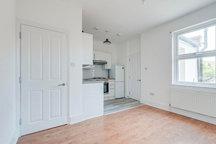 1 Bedroom Apartment To Rent In Bounds Green Road, Bounds Green, London, N11