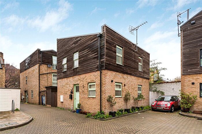 2 Bedroom Detached House To Rent In Buxton Mews, London, SW4