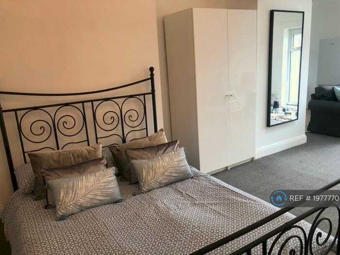 1 Bedroom Flat To Rent In Yew Tree Road, Slough, SL1