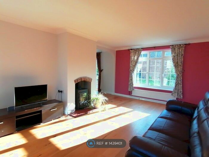 3 Bedroom Semi-Detached House To Rent In Gloucester Road, Maidenhead, SL6