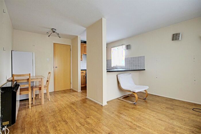 1 Bedroom Flat To Rent In Maltby Drive, Enfield, EN1