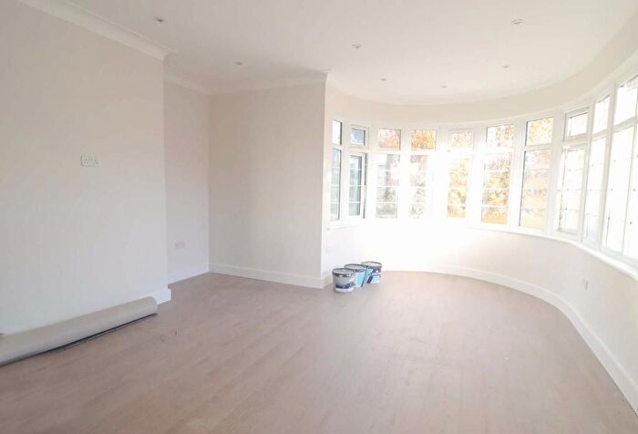 3 Bedroom Flat To Rent In Edgware Court, Edgware, HA8