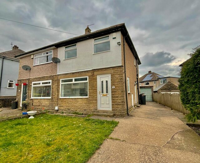 3 Bedroom Semi-Detached House To Rent In Gleanings Drive, Halifax, HX2