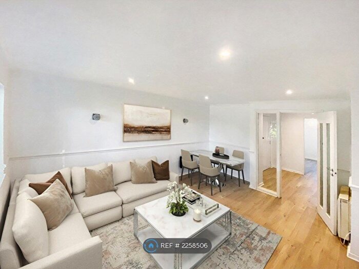 2 Bedroom Flat To Rent In King Arthur Court, Cheshunt, Waltham Cross, EN8