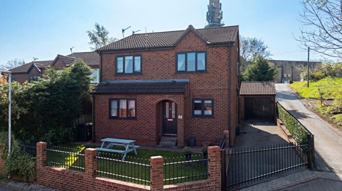 4 Bedroom Detached House For Sale In Hollin Park Court, Calverley, Pudsey, West Yorkshire, LS28