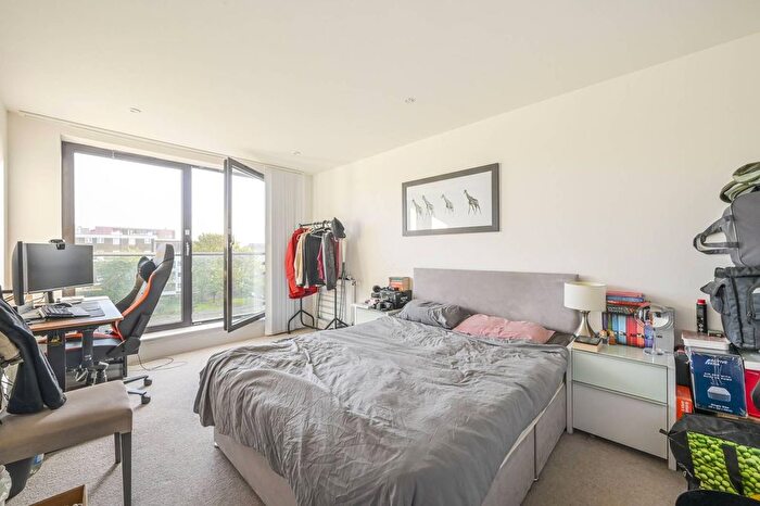3 Bedroom Flat To Rent In Axio Way, Bow, London, E3