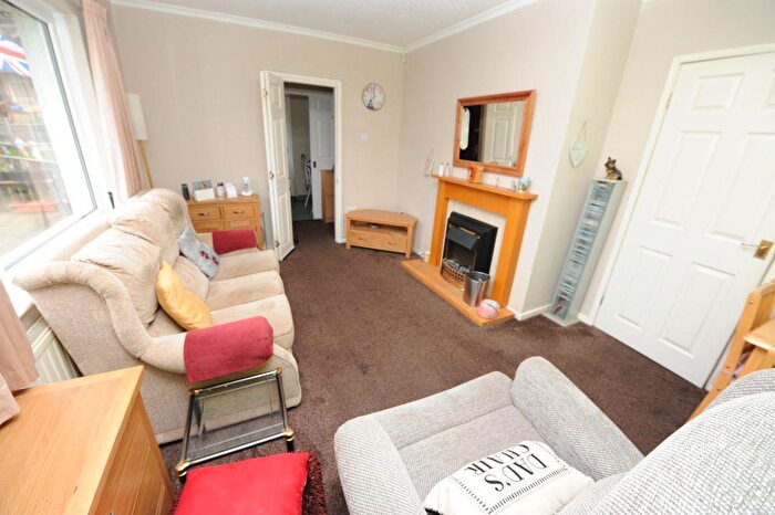 1 Bedroom Semi-Detached Bungalow For Sale In Springdale Crescent, Bradford, BD10
