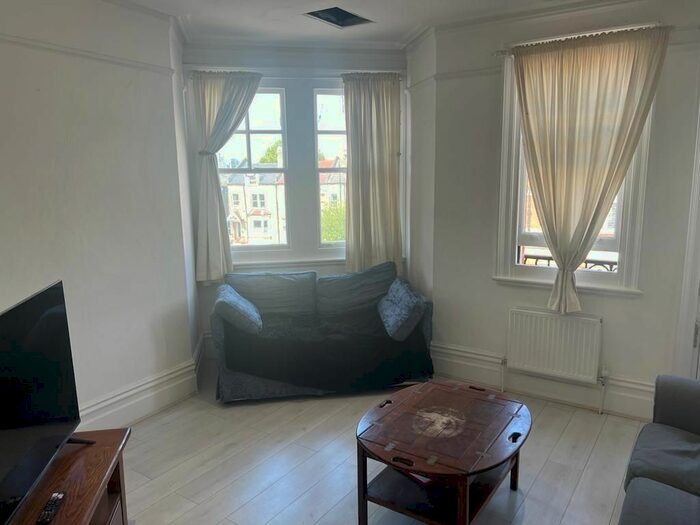 3 Bedroom Flat To Rent In Huguenot Place, London, SW18