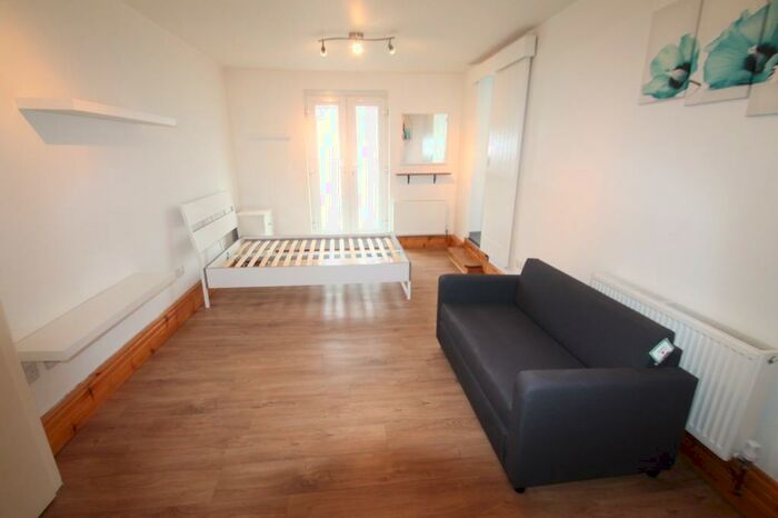 Studio To Rent In Leckwith Road, Canton, Cardiff, CF11