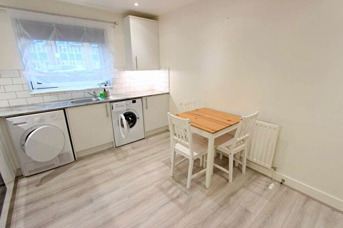 2 Bedroom Flat To Rent In Alice Court, London, N22