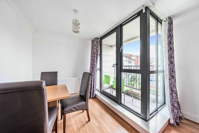 2 Bedroom Flat To Rent In Manor Gardens, Islington, London, N7