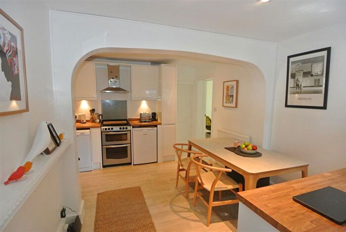 2 Bedroom Flat To Rent In Coopers Hill Lane, Englefield Green, Egham, TW20