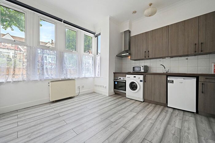 1 Bedroom Block Of Flats To Rent In Blenheim Gardens, London, NW2