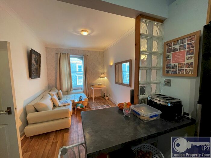 2 Bedroom Flat To Rent In Finborough Road, West Brompton, Earls Court, SW10