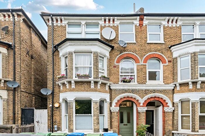 2 Bedroom Flat For Sale In The Gardens, London, SE22