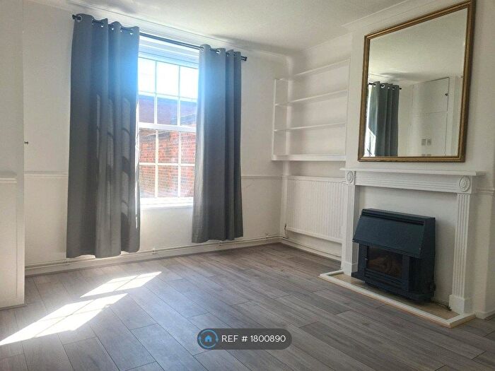 2 Bedroom Flat To Rent In Smedley Street, London, SW8