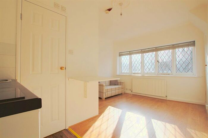 Studio To Rent In Greenford Gardens, Greenford, UB6
