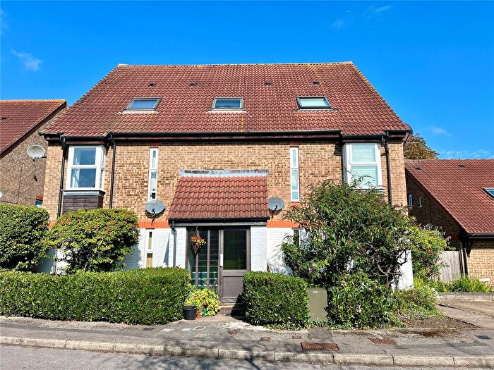 1 Bedroom Flat For Sale In Colburn Crescent, Guildford, Surrey, GU4